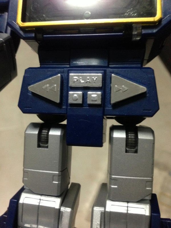 MP 13 Masterpiece Soundwave With Laserbeak Up Close And Personal Image Gallery  (26 of 54)